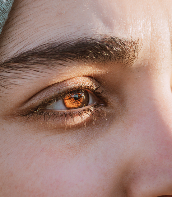 Egy ember szeme látható közelről, a szemöldök és a bőr részleteivel.